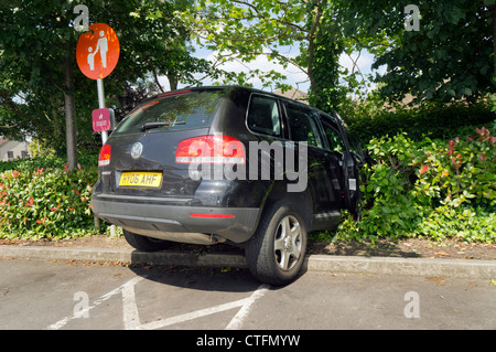 Incidente stradale: VW Touareg 4x4 VEICOLO SUV bloccato in hedge. Foto Stock