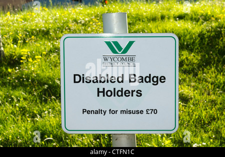 Parcheggio auto badge disabili titolari solo segno Foto Stock