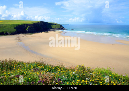 La grande spiaggia sabbiosa di Mawgan Porth in Cornwall, Regno Unito Foto Stock