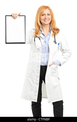 Medico donna tenendo un clipboard, isolato su bianco Foto Stock