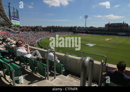 Cricket spettatori la visione di Inghilterra e Sud Africa. Seconda prova. 2012. All' Oval Cricket Ground Kennington, London, England, Regno Unito Foto Stock