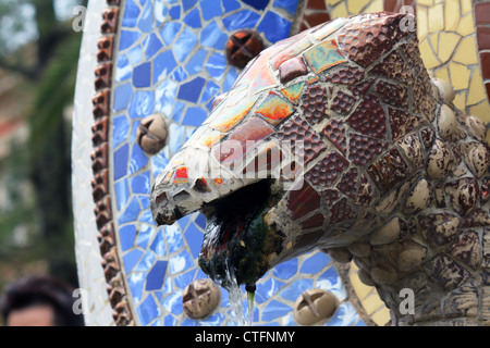 Fontana di Gaudi Parco Guell, Barcellona, Spagna Foto Stock