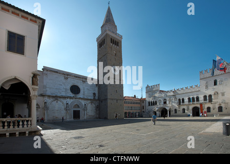 Carmine chiesa rotonda e la Cattedrale di St Nazarius, con la trecentesca torre di Capodistria Foto Stock