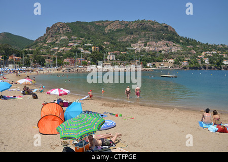 Vista della spiaggia, Théoule-sur-Mer, Côte d'Azur, Alpes-Maritimes, Provence-Alpes-Côte d'Azur, in Francia Foto Stock