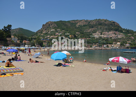 Vista della spiaggia, Théoule-sur-Mer, Côte d'Azur, Alpes-Maritimes, Provence-Alpes-Côte d'Azur, in Francia Foto Stock