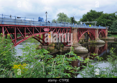 La diga sul fiume Clyde controlla i livelli di acqua vicino al centro della città di Glasgow. Foto Stock