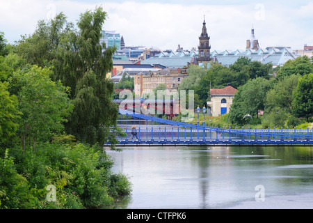 Guardando ad ovest lungo il fiume Clyde oltre il St Andrews sospensione ponte verso la città di Glasgow in Scozia, Regno Unito, Europa Foto Stock