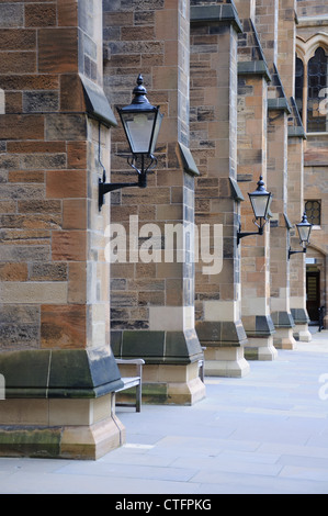 Università di Glasgow principale (Gilbert Scott) edificio e il cortile Foto Stock