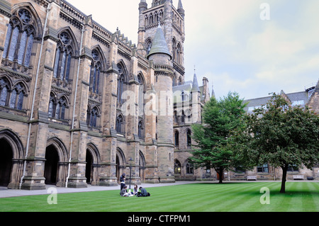 Un gruppo di studenti sedersi sull'erba appena tagliata entro il quadrangolo ovest all'Università di Glasgow Foto Stock