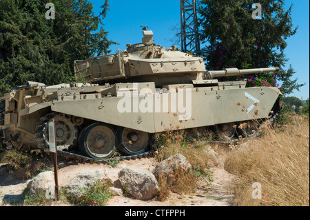 Un solitario Merkava israeliano serbatoio all'ingresso 'Yad La Shiryon' Memorial e Museo in Israele. Foto Stock