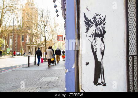 Vernice spray stencil da graffiti artist Pegasus a Islington, Londra raffiguranti Marilyn Monroe con ali d'angelo Foto Stock