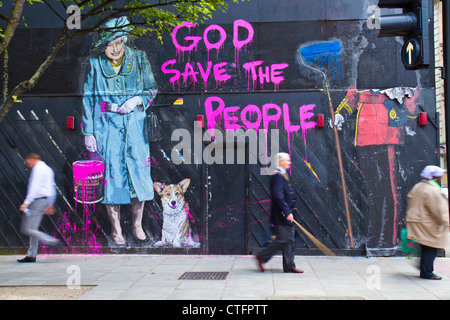 Incolla da artista di strada Mr Brainwash a Londra raffigurante la regina dipinto graffiti. Foto Stock