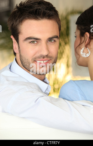 Uomo seduto su con la donna Foto Stock