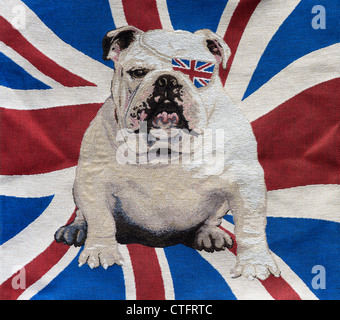 British bulldog indossando un union jack patch occhio fodera per cuscino Foto Stock