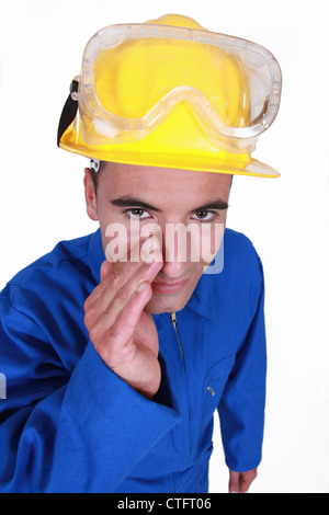 Lavoratore che indossa blu tuta caldaia Foto Stock