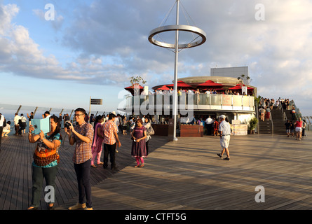 Visitatori godendo il Skypark di Marina Bay Sands in Singapore. Foto Stock