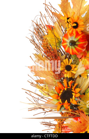 Foglie di autunno con la zucca isolati su sfondo bianco. Foto Stock