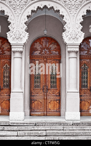 Antiche porte in legno - l'ingresso al tempio Foto Stock