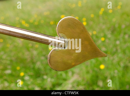 Decorazione cuore di ottone freccia sagomata in giardino Foto Stock
