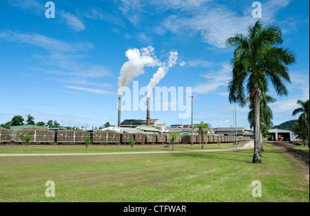 Tully mulino per lo zucchero in azione durante la frantumazione del tempo da giugno a novembre a Tully, Queensland, Australia Foto Stock