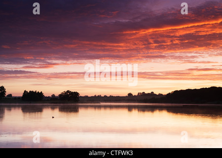 Vista su serbatoio Sywell all'alba, Northamptonshire, Regno Unito Foto Stock