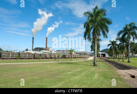 Tully mulino per lo zucchero in azione durante la frantumazione del tempo da giugno a novembre a Tully, Queensland, Australia Foto Stock