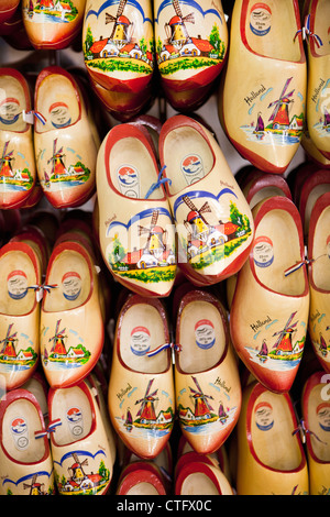 I Paesi Bassi, Volendam, il negozio di souvenir. Dipinto di zoccoli di legno. Foto Stock