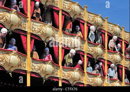Burattini come spettatori in scatole di teatro guardando le prestazioni durante la Gentse Feesten / Gand Festeggiamenti in estate, Belgio Foto Stock