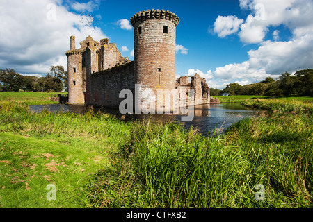 Vista di Caerlaverock Castle. Si tratta di un profilo triangolare, moated il castello costruito nel XIII secolo, Dumfries and Galloway, Regno Unito Foto Stock