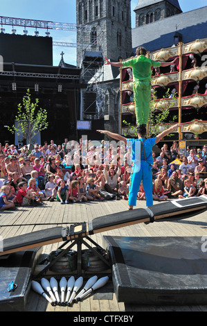 Pubblico guardando gli artisti di strada che mostra agire con altalena a Gentse Feesten / Gand Festeggiamenti in estate, Belgio Foto Stock