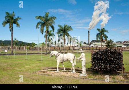 Tully mulino per lo zucchero in azione durante la frantumazione del tempo da giugno a novembre a Tully, Queensland, Australia Foto Stock