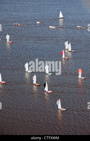 I Paesi Bassi, Loosdrecht, antenna. Racing di barche a vela sul lago chiamato Loosdrecht laghi. Foto Stock