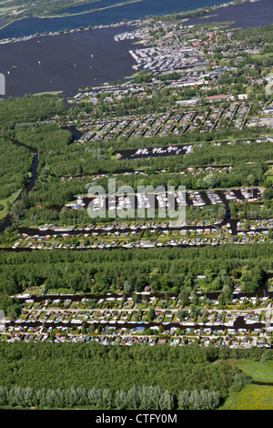 I Paesi Bassi, Loosdrecht, antenna. Case vacanze e barche vicino lago chiamato Loosdrecht laghi. Foto Stock