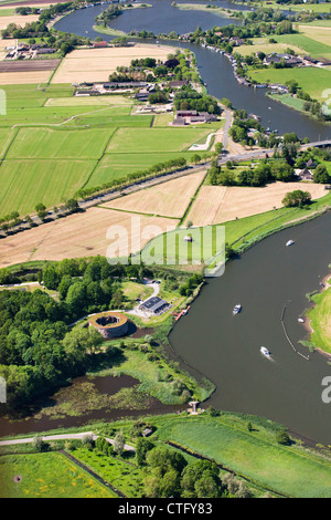 Paesi Bassi, Weesp, Aerial, Fort Uitermeer al fiume Vecht. Linea di difesa di Amsterdam. Hollandse Waterlinies. Linee olandesi di difesa dell'acqua. Antenna. Foto Stock