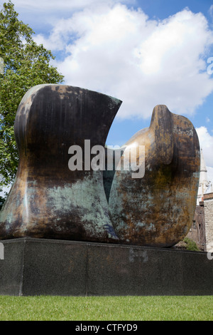 Henry Moore il bordo del coltello in due pezzi sul display in Abingdon Giardini in Westminster - LONDON REGNO UNITO Foto Stock