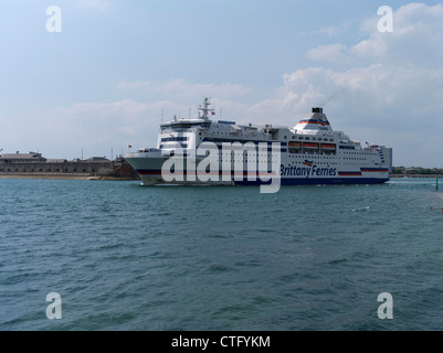 Dh Portsmouth Porto PORTSMOUTH HAMPSHIRE Brittany Ferries traghetto in partenza il porto di Portsmouth Foto Stock