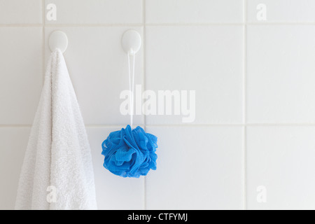 Attaccato,bagno,blu,CERAMICA,pulito,spugnette,boiacca,intonacato,Casa,ganci in plastica,,doccia,square,corde,tiles,asciugamano,wall,bianco Foto Stock