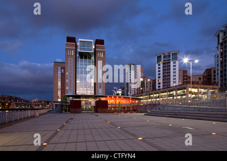 Il Gateshead Quayside di notte Foto Stock