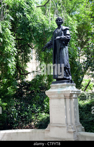 Scultura di Emmeline Pankhurst nella torre di Victoria Gardens - London REGNO UNITO Foto Stock