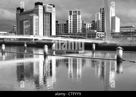 Galleria d'arte BALTIC e parte di Gateshead Millennium Bridge Foto Stock