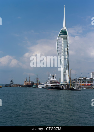 Dh Portsmouth Porto PORTSMOUTH HAMPSHIRE Millennium Spinnaker Tower Gunwharf Quays waterfront barche Foto Stock
