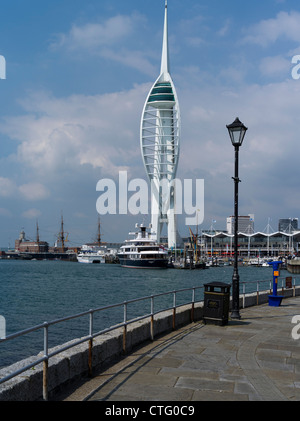 Dh Old Portsmouth PORTSMOUTH HAMPSHIRE piazza bagno Portsmouth penisola punto Millennium Spinnaker Tower Foto Stock