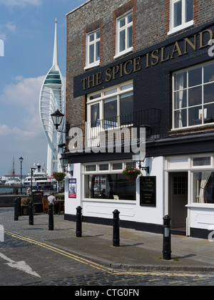 dh The Spice Island pub PORTSMOUTH OLD HAMPSHIRE ENGLAND Portsmouth Point Peninsula Bath Square tradizionali pub inglesi strada di fronte regno unito Foto Stock