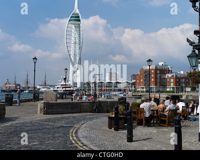 dh Bath Square Point PORTSMOUTH OLD HAMPSHIRE INGHILTERRA persone sedute Millennium Spinnaker Tower uk Foto Stock