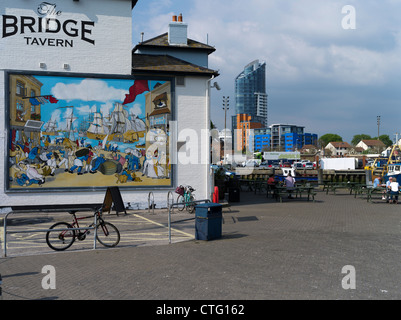 dh Portsmouth Point Peninsula PORTSMOUTH OLD HAMPSHIRE ENGLAND The Bridge taverna muro murale pub arte pittura uk Foto Stock