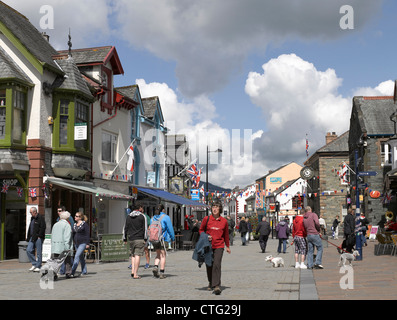 Persone turisti visitatori a piedi lungo Main Street in estate Keswick Cumbria Inghilterra Regno Unito GB Gran Bretagna Foto Stock