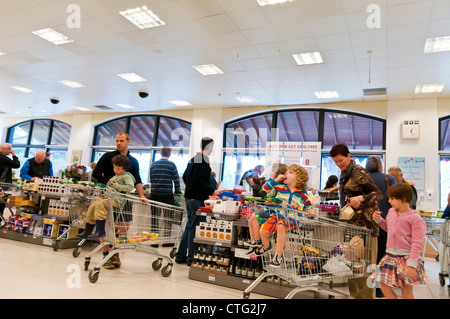 Gli amanti dello shopping con i bambini, Waitrose supermarket, REGNO UNITO Foto Stock