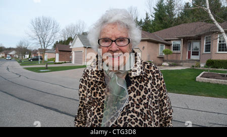 A 97 anno vecchia donna fuori a fare una passeggiata per il centro della comunità Foxboro verde stile di vita adulta Comunità Ontario Canada KATHY DEWITT Foto Stock