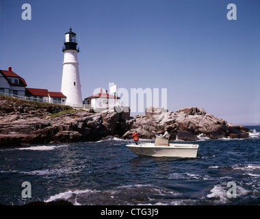 Anni sessanta matura in barca da Portland Head Lighthouse Foto Stock