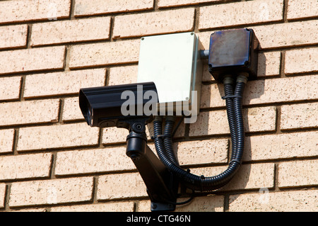 Montato a parete più recente generazione di tv a circuito chiuso una telecamera di sicurezza Foto Stock